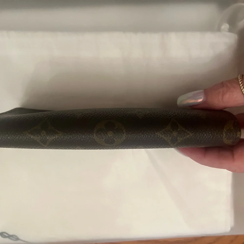 Louis Vuitton Soft Sunglasses Case - Picture 6 of 12